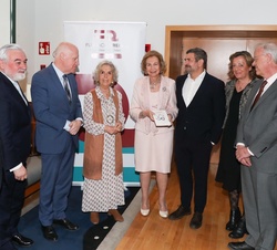 Su Majestad la Reina Doña Sofía recibió, de manos de su autor, Íñigo García Ureta, el libro "A Golpe de Instinto. 40 años trabajando por el pacie